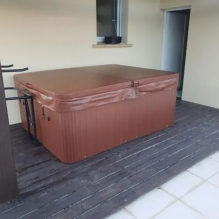 Villa Spacieuse Avec Piscine, Jacuzzi
