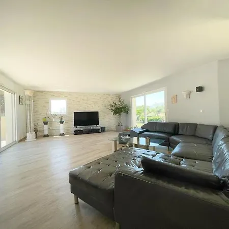 Spacieuse Avec Piscine, Jacuzzi