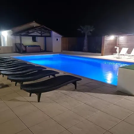 Spacieuse Avec Piscine, Jacuzzi Villa *
