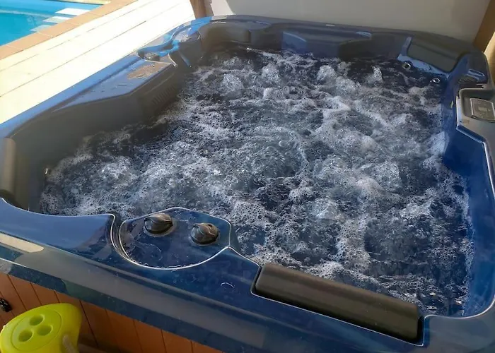 Spacieuse Avec Piscine, Jacuzzi Порт-Сен-Пьер