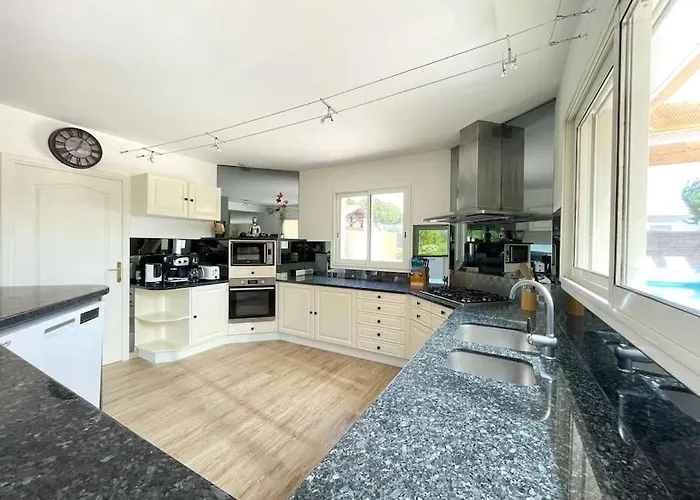 Spacieuse Avec Piscine, Jacuzzi Вилла