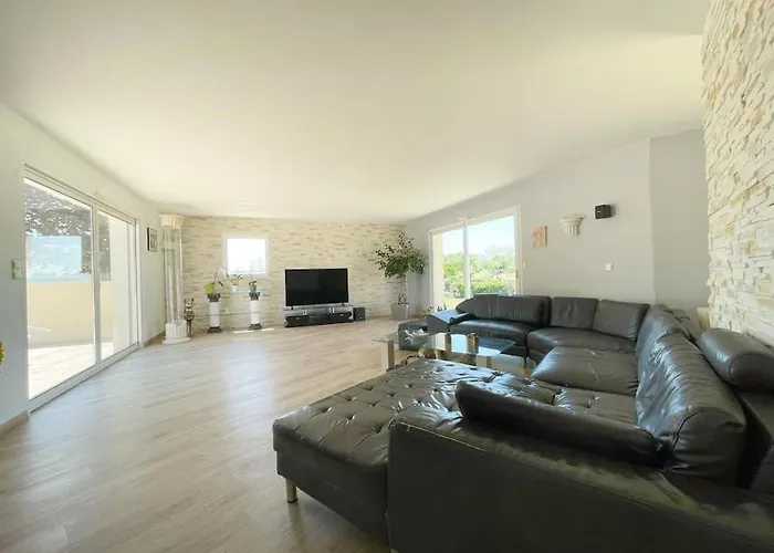 Spacieuse Avec Piscine, Jacuzzi