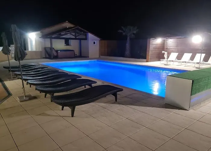 Spacieuse Avec Piscine, Jacuzzi Вилла *