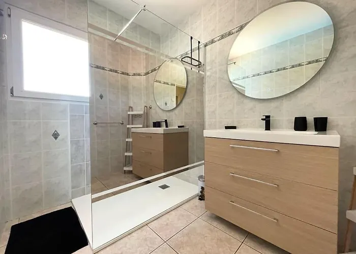 Spacieuse Avec Piscine, Jacuzzi Вилла Порт-Сен-Пьер