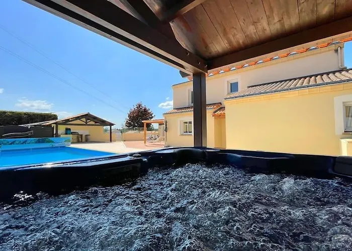 Spacieuse Avec Piscine, Jacuzzi Порт-Сен-Пьер