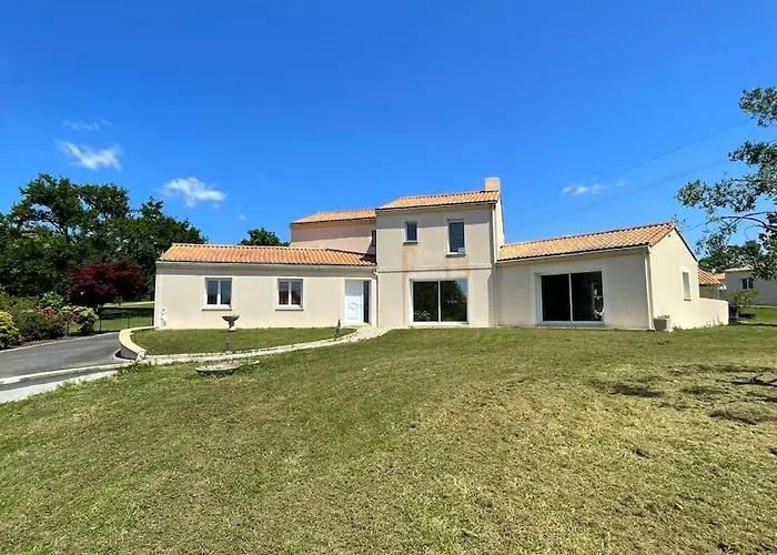 Spacieuse Avec Piscine, Jacuzzi Порт-Сен-Пьер