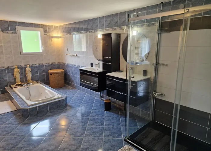 Spacieuse Avec Piscine, Jacuzzi Порт-Сен-Пьер